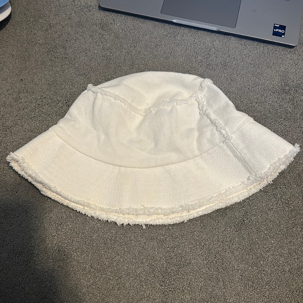 white urban outfitters bucket hat